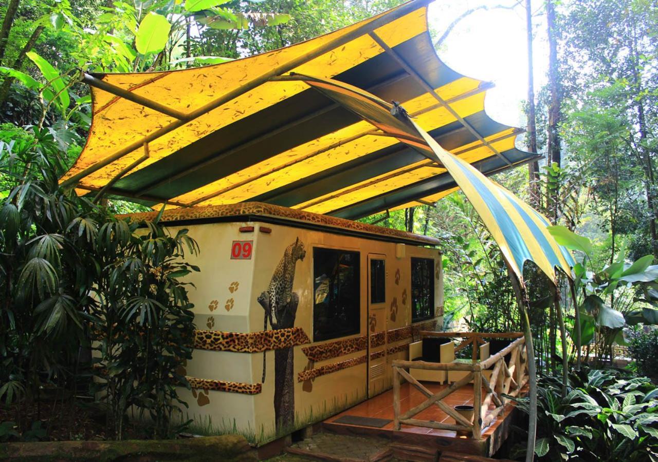 Safari Resort Puncak Exteriör bild